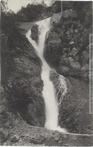 Vallée de l'Aude et environs. 393. Le Rebenty : Niort[-de-Sault] : cascade du rocher du Mouton / photographie Henri Jansou (1874-1966). - Toulouse : maison Labouche frères, [entre 1900 et 1940]. - Photographie (1900/1940) recto